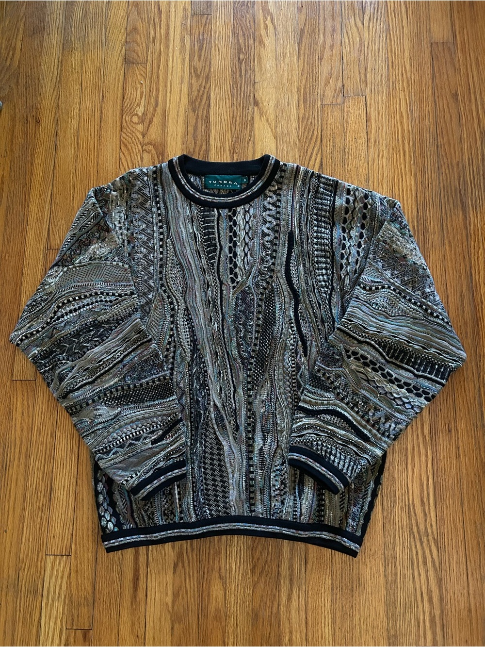 Beautiful vintage tundra Coogi 3d knit